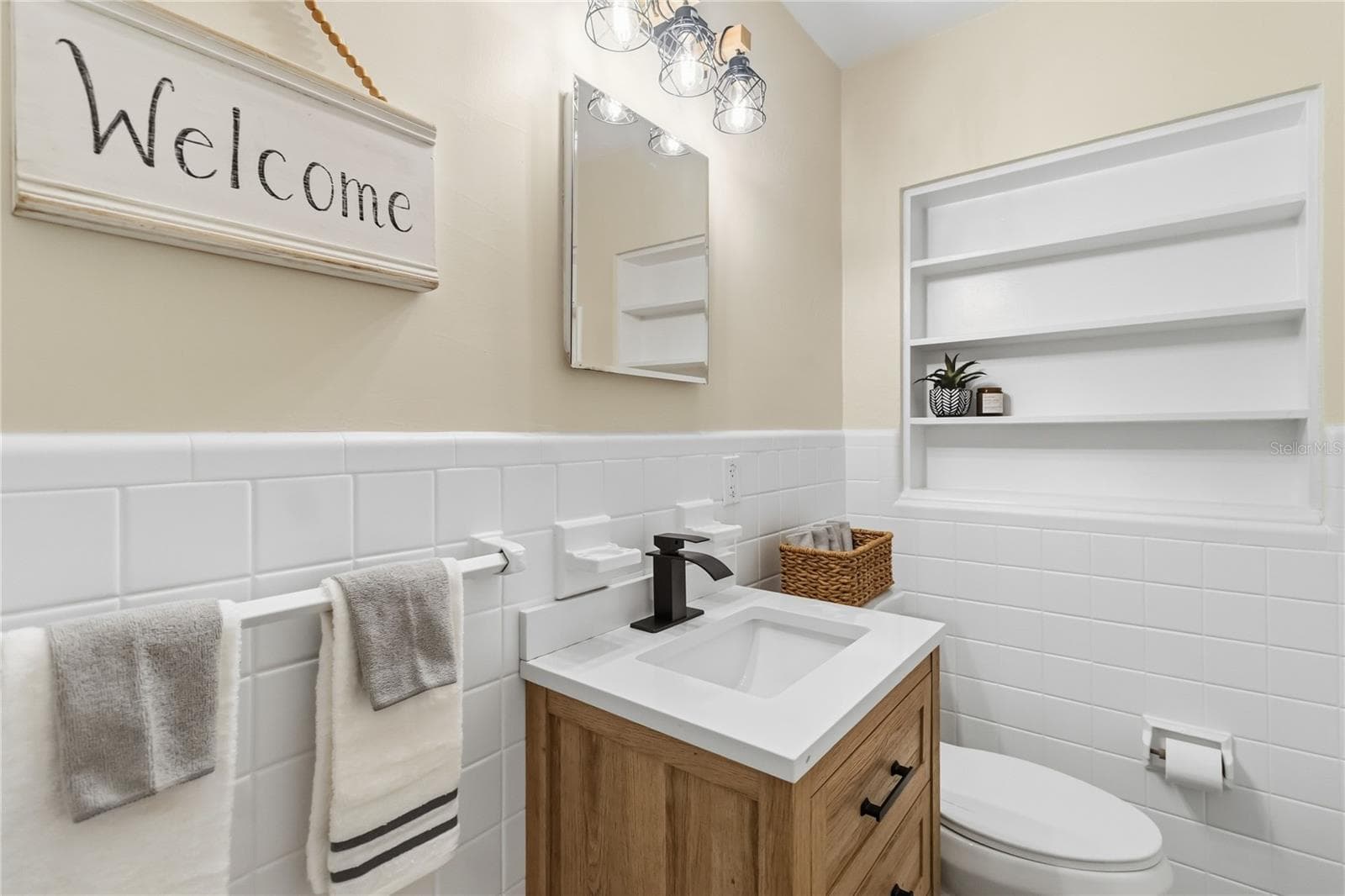 Main Bathroom with Tub and shower, large linen closet, New Vanity & light fixture - 7040 LAKE DR, ORLANDO