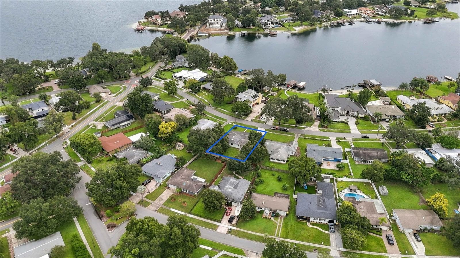 Wonderful location for receiving breezes from Lake Conway - 7040 LAKE DR, ORLANDO