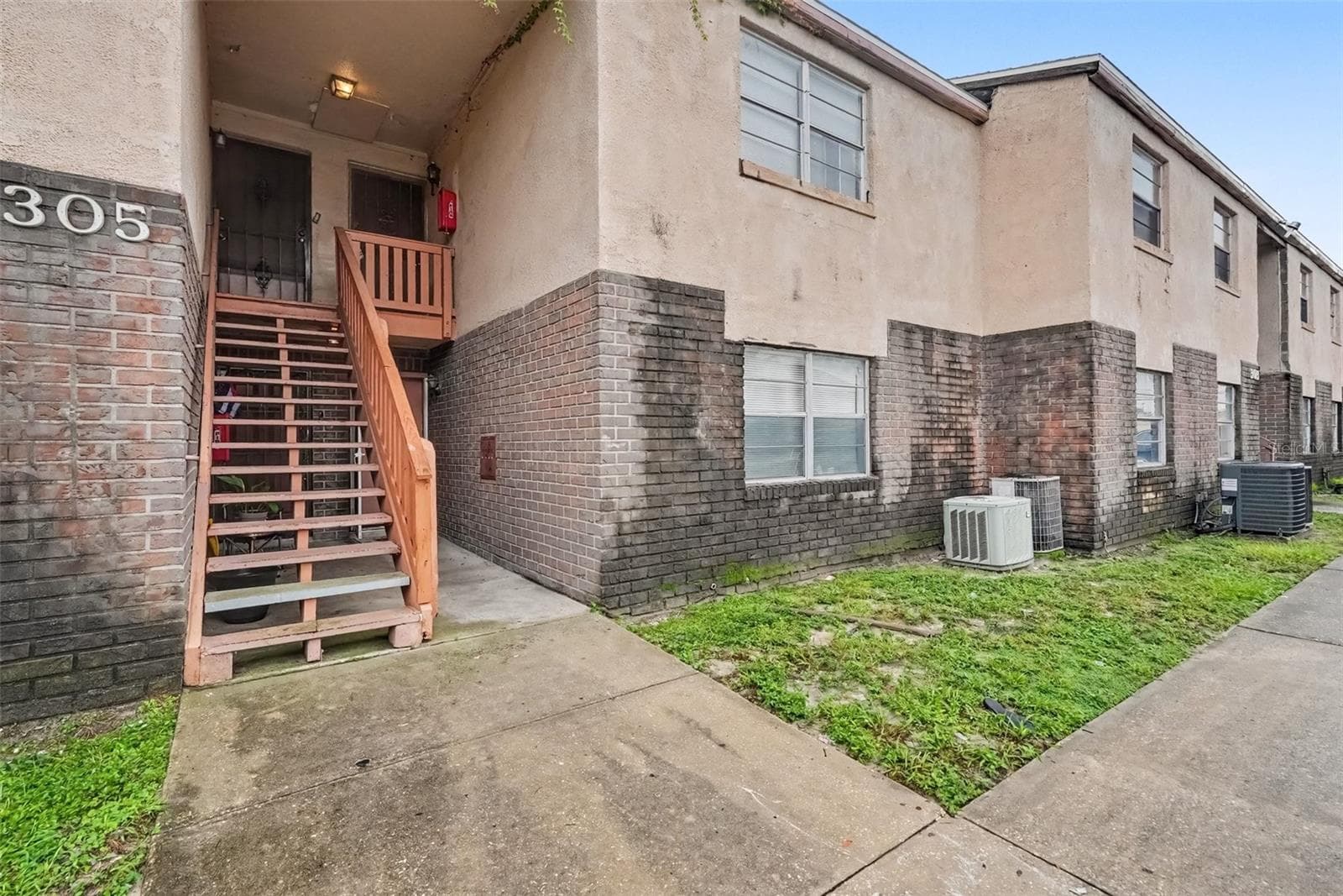 front - 305 E WELLINGTON CT #64, TAMPA