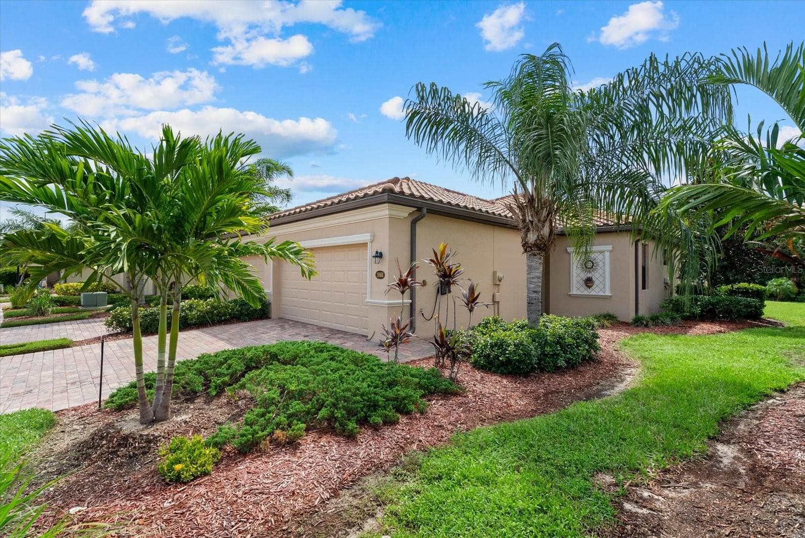 Front exterior and landscaping - 19866 BENISSIMO DR, VENICE