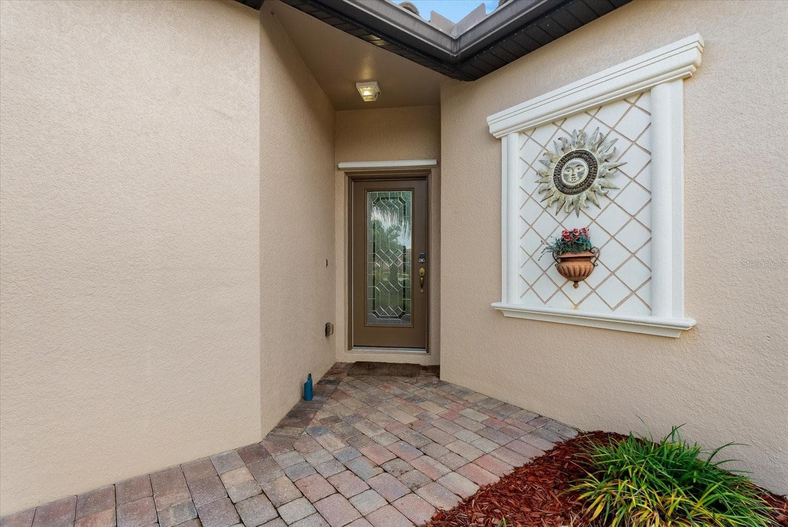 Private landscaped entry - 19866 BENISSIMO DR, VENICE