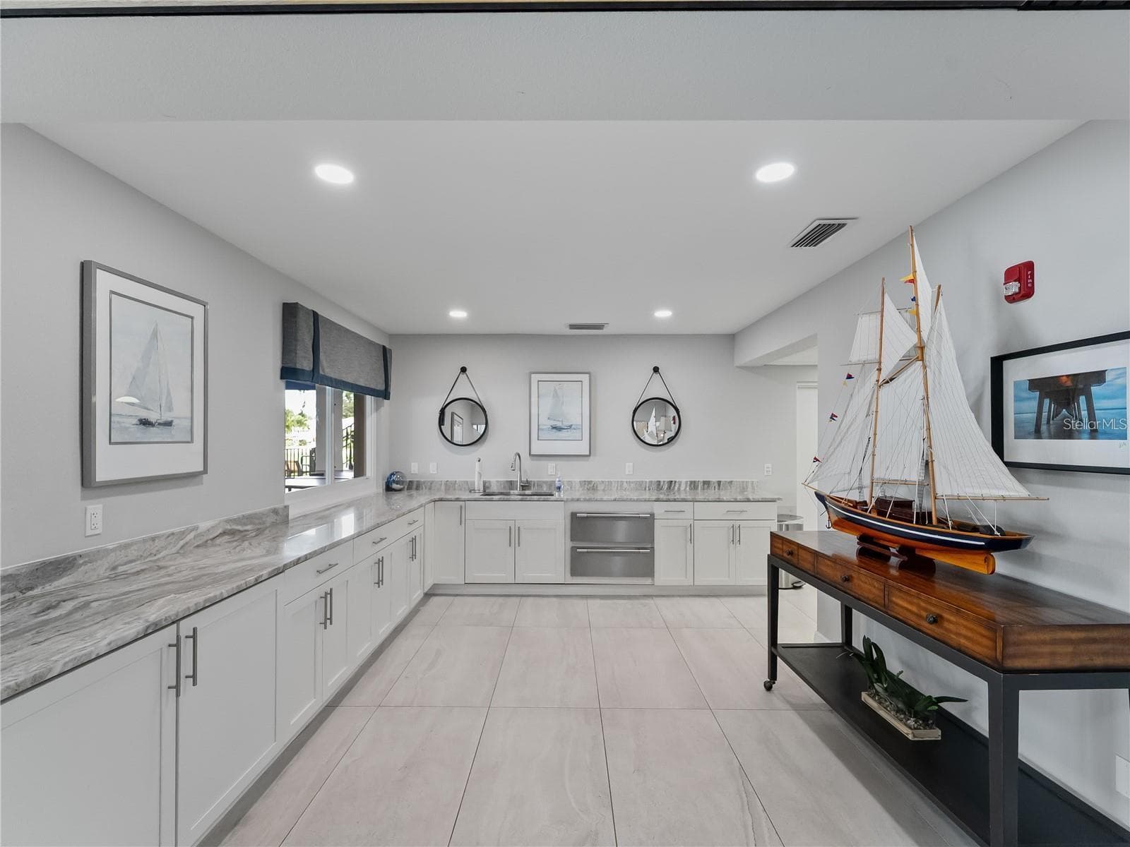 Community clubhouse kitchen - 102 WINDWARD DR, OSPREY