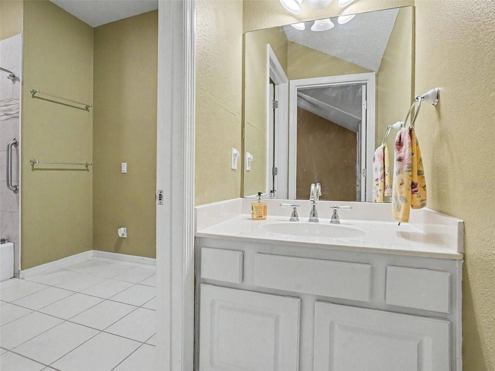 Bedroom 2 Jack and Jill Bathroom Sink - 190 HARBOUR COVE WAY, CLERMONT