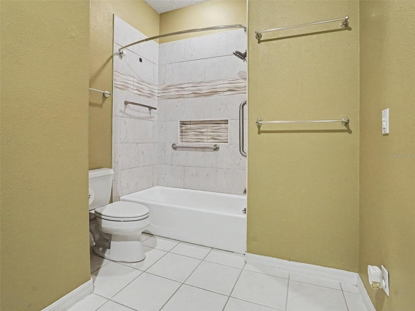 Jack and Jill Bathroom Shared by Bedrooms 2 & 3 - 190 HARBOUR COVE WAY, CLERMONT