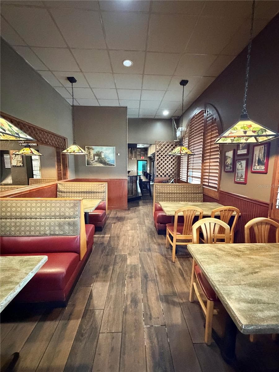 Dining adjacent to bar - 3883 TAMIAMI TRL, PORT CHARLOTTE