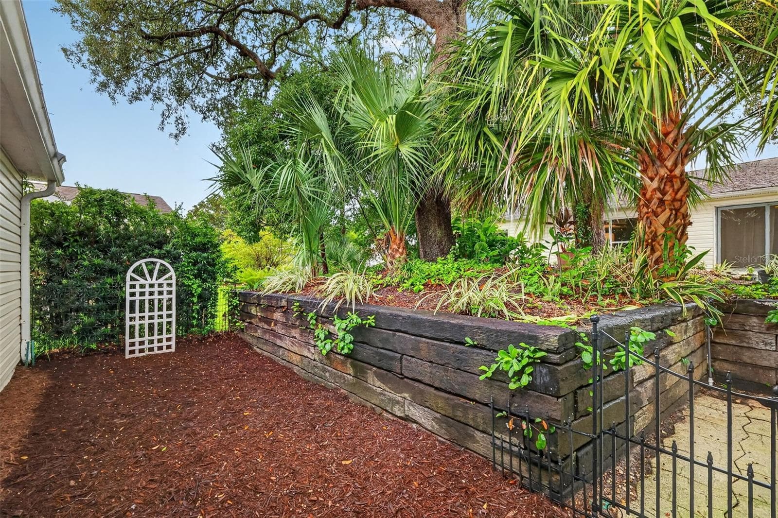 Private Rear Yard with Mature Landscaping - 2795 PRIVADA DR, THE VILLAGES