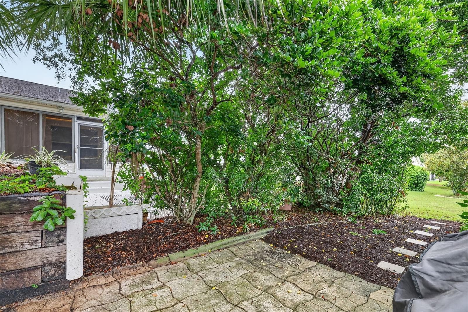 Private Rear Yard with Mature Landscaping - 2795 PRIVADA DR, THE VILLAGES