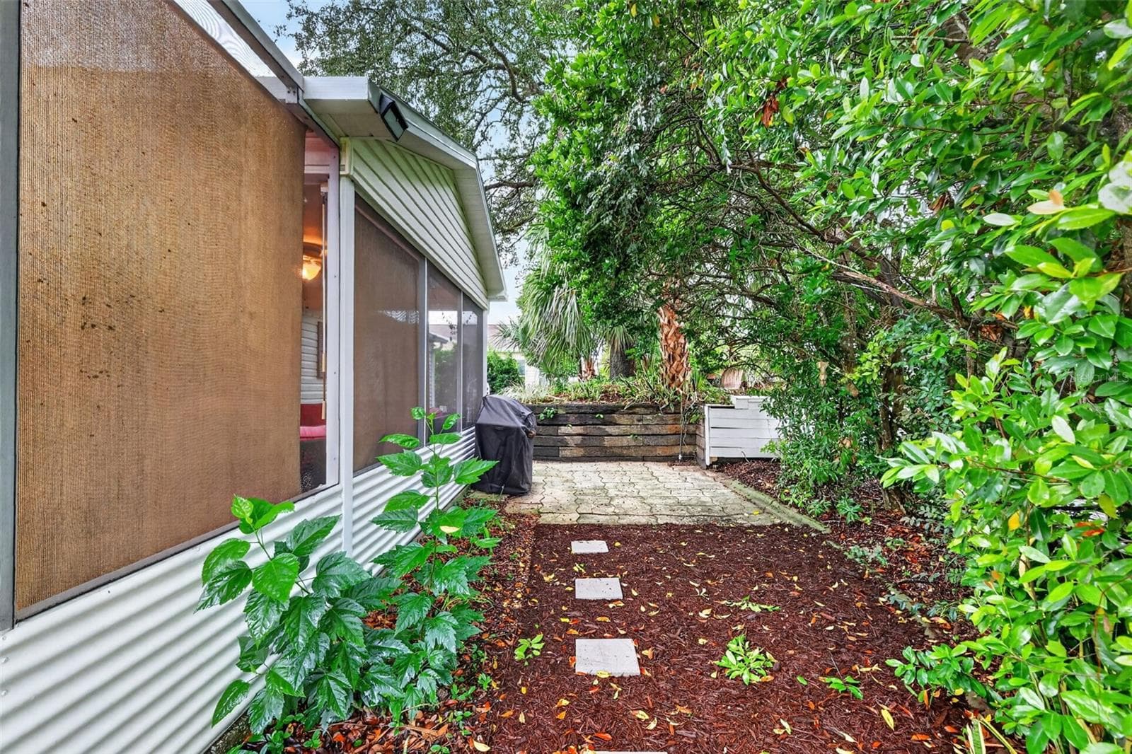 Private Rear Yard with Mature Landscaping - 2795 PRIVADA DR, THE VILLAGES