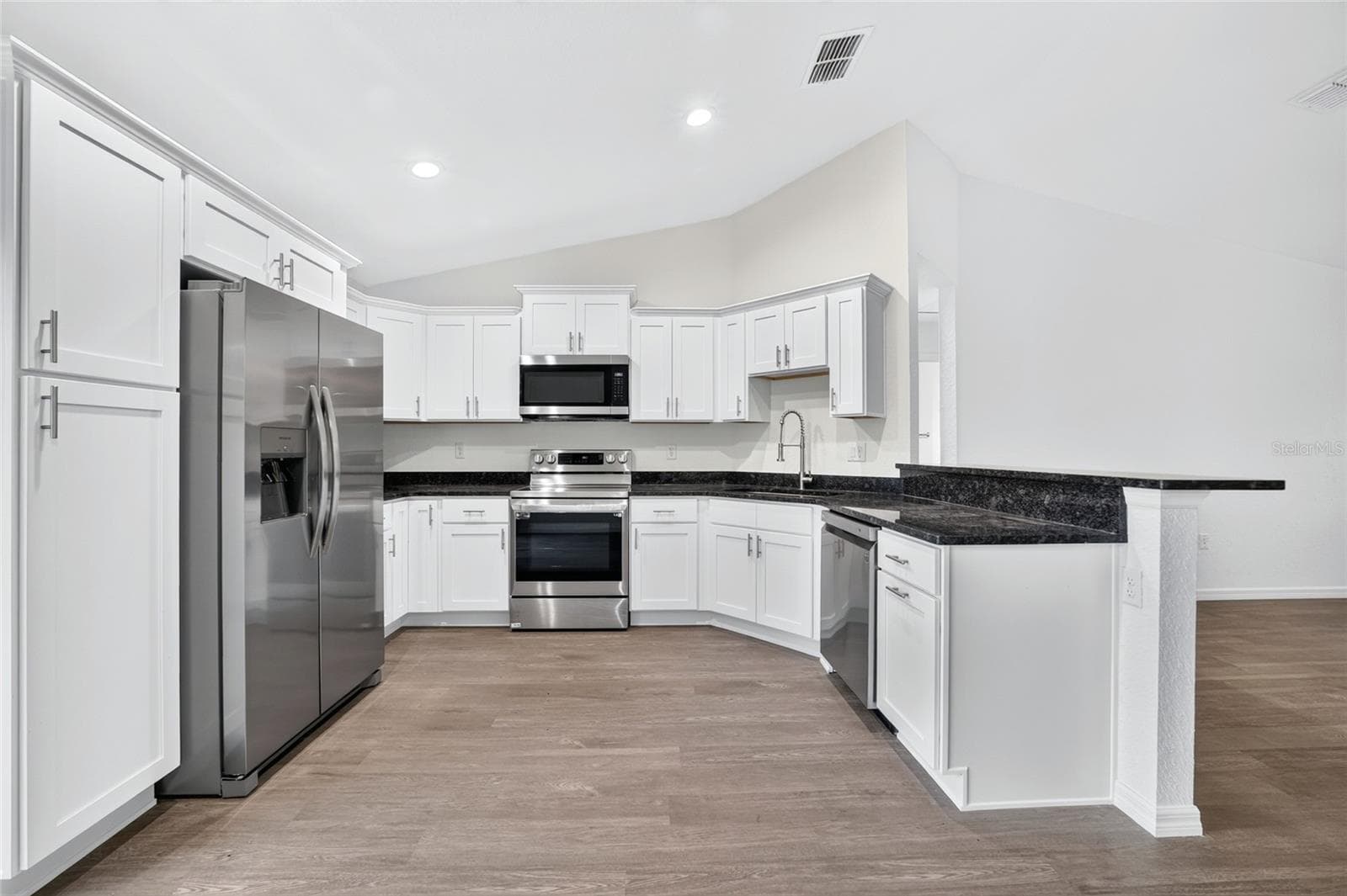 BEAUTIFUL GRANITE COUNTER TOPS AND T=ROOM FOR BAR STOOLS - 3 FISHER WAY PL, OCKLAWAHA