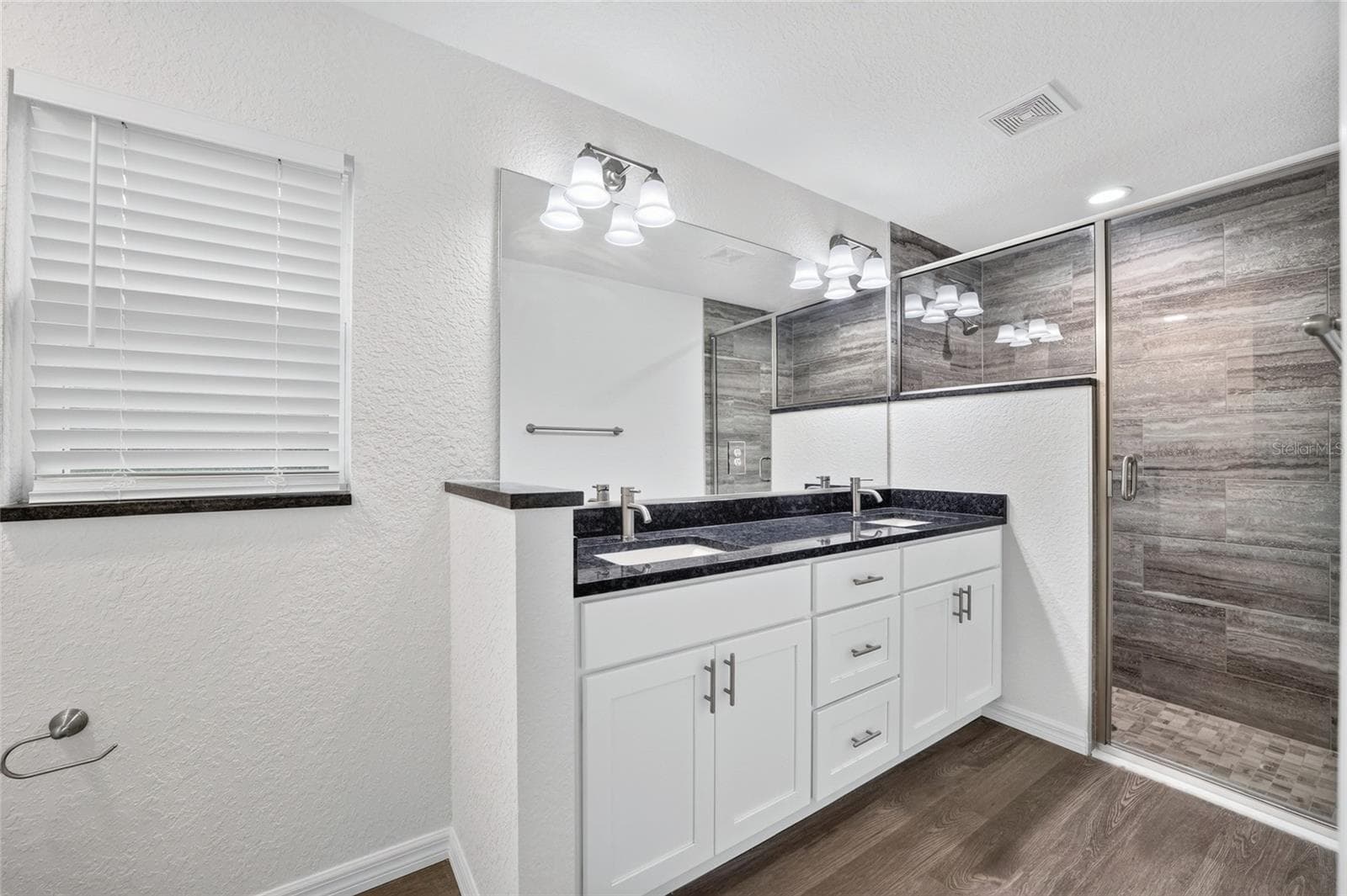 LOVING THIS BATHROOM - 3 FISHER WAY PL, OCKLAWAHA