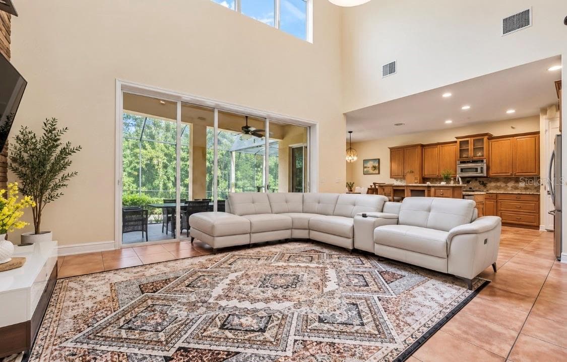Without the valance virtually removed and staged - 18004 LANAI ISLE DR, TAMPA