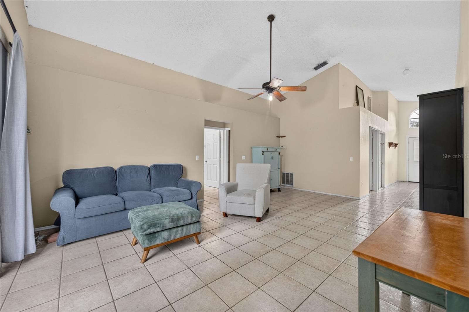 Single Family Residence at 13637 SPRINGTIDE CT, ORLANDO, photo 3 of 17