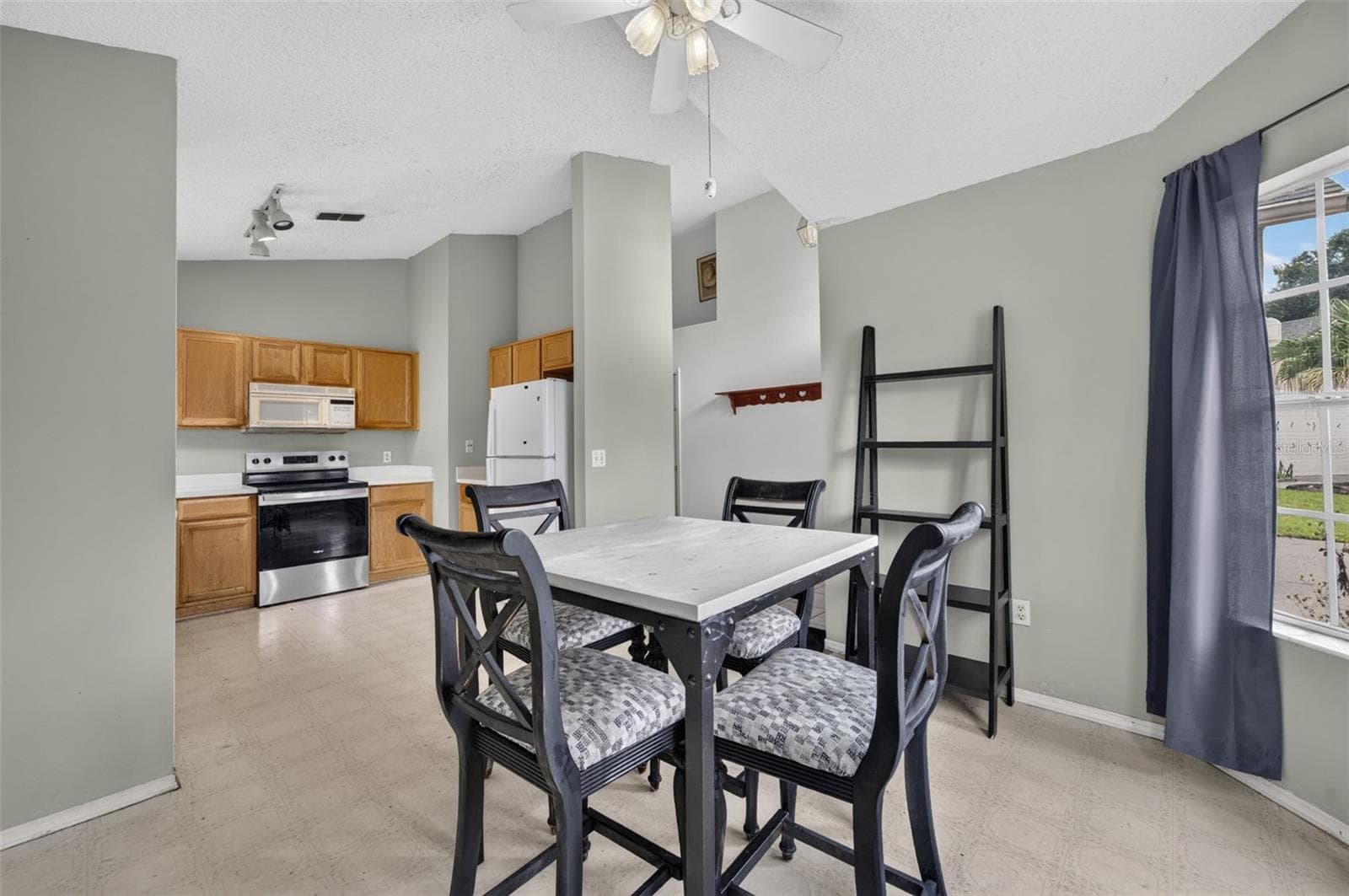 Single Family Residence at 13637 SPRINGTIDE CT, ORLANDO, photo 5 of 17