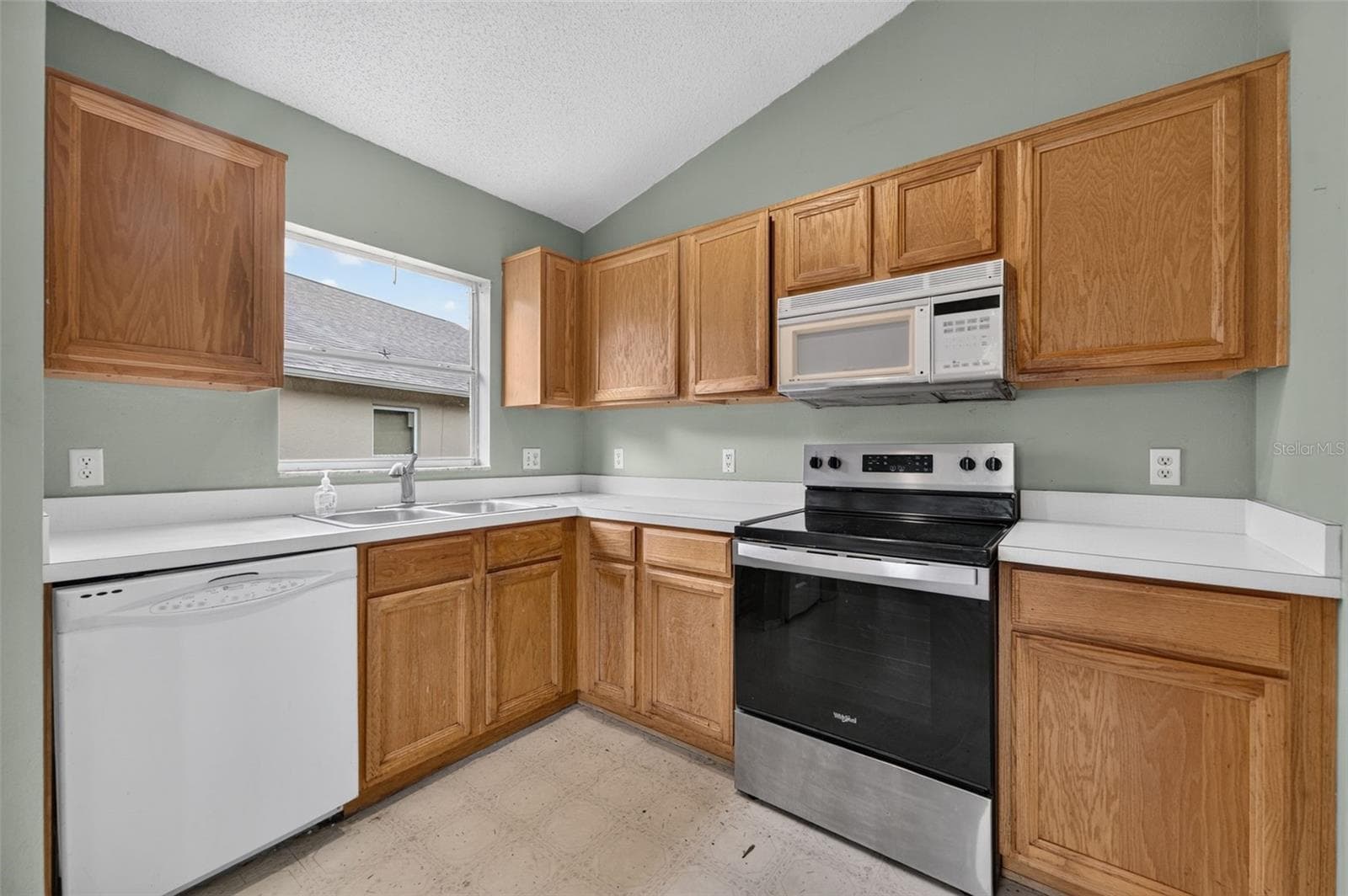 Single Family Residence at 13637 SPRINGTIDE CT, ORLANDO, photo 7 of 17