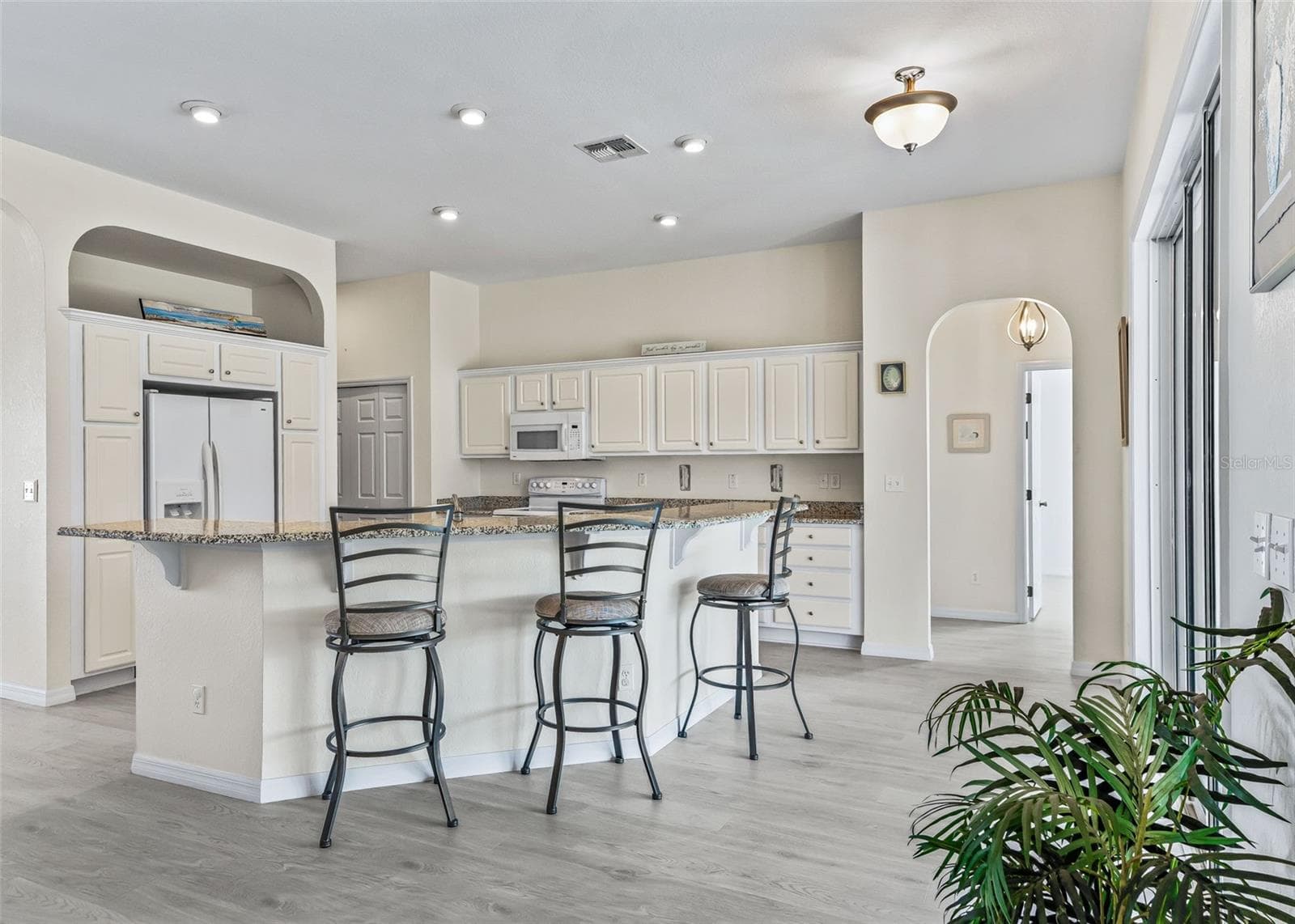 Breakfast bar - 12223 SE 175TH LOOP, SUMMERFIELD