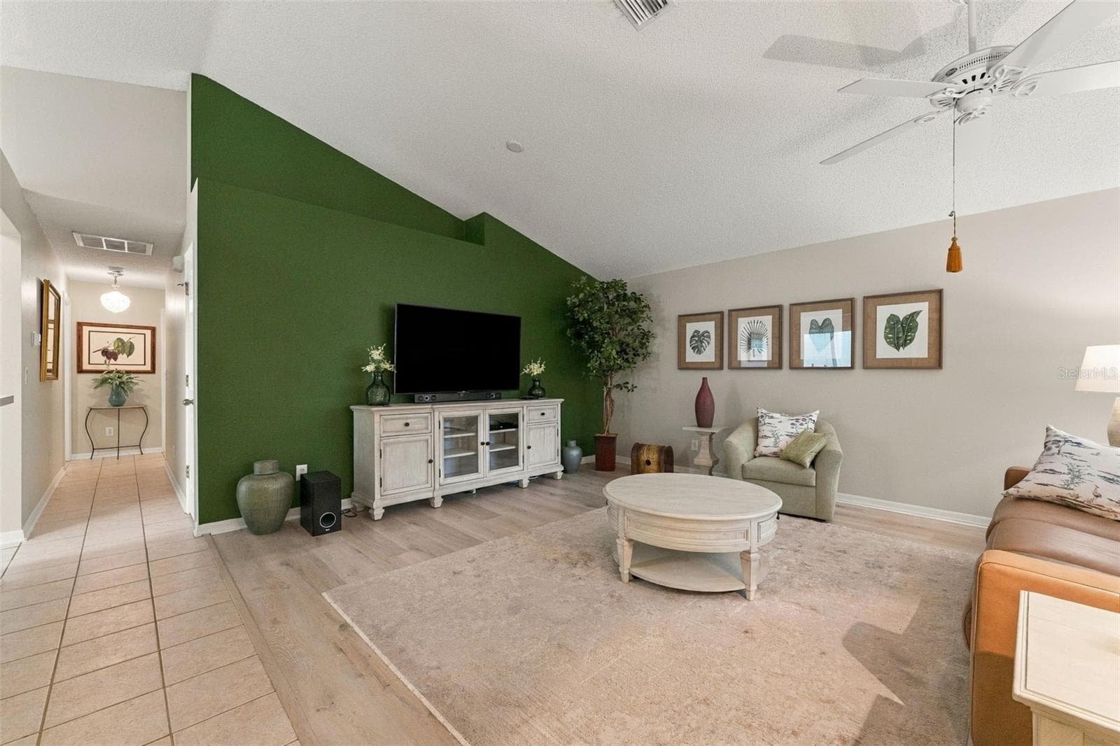 living room - 609 CAPE COD CIR, VALRICO