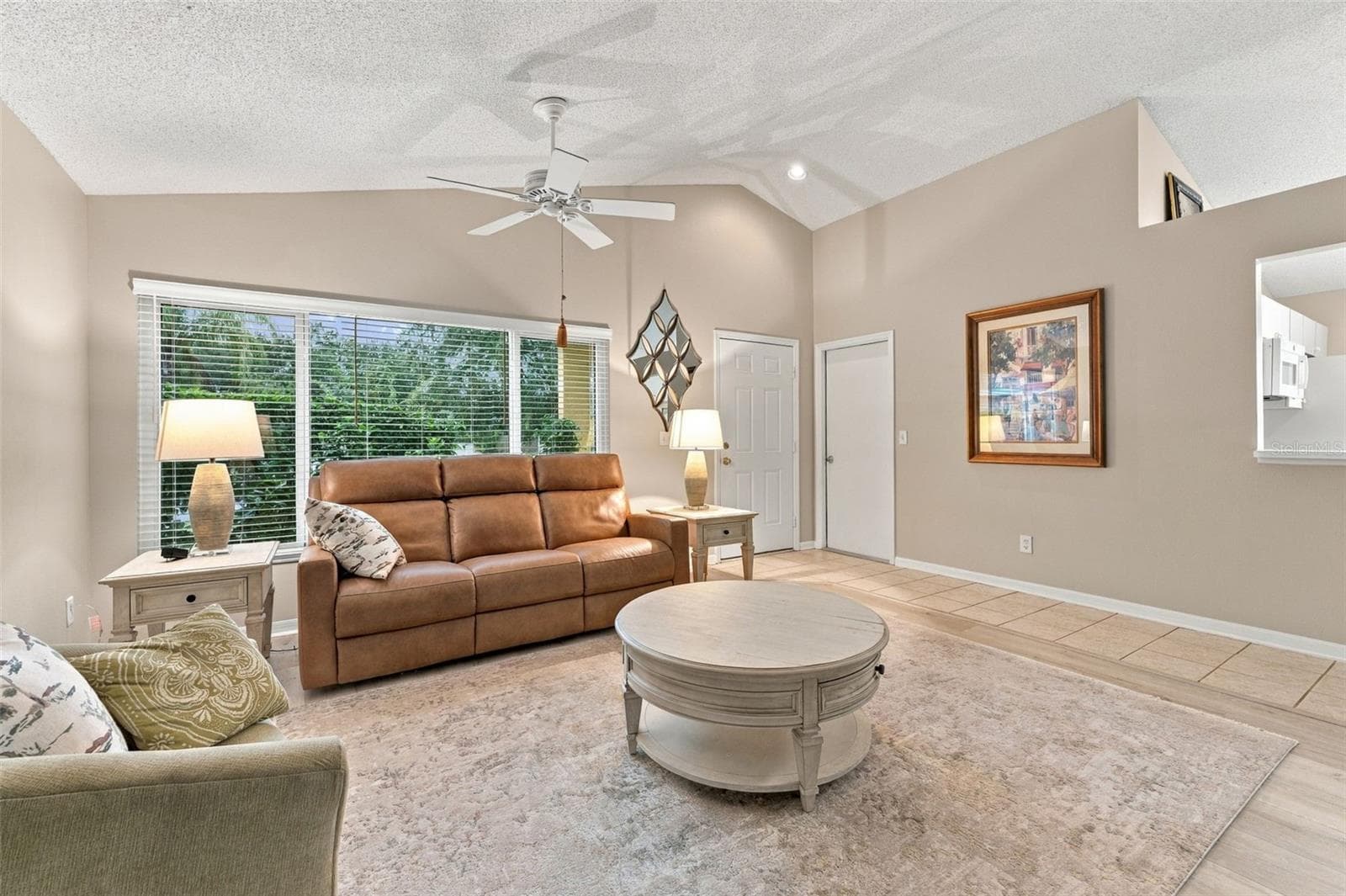 living room - 609 CAPE COD CIR, VALRICO