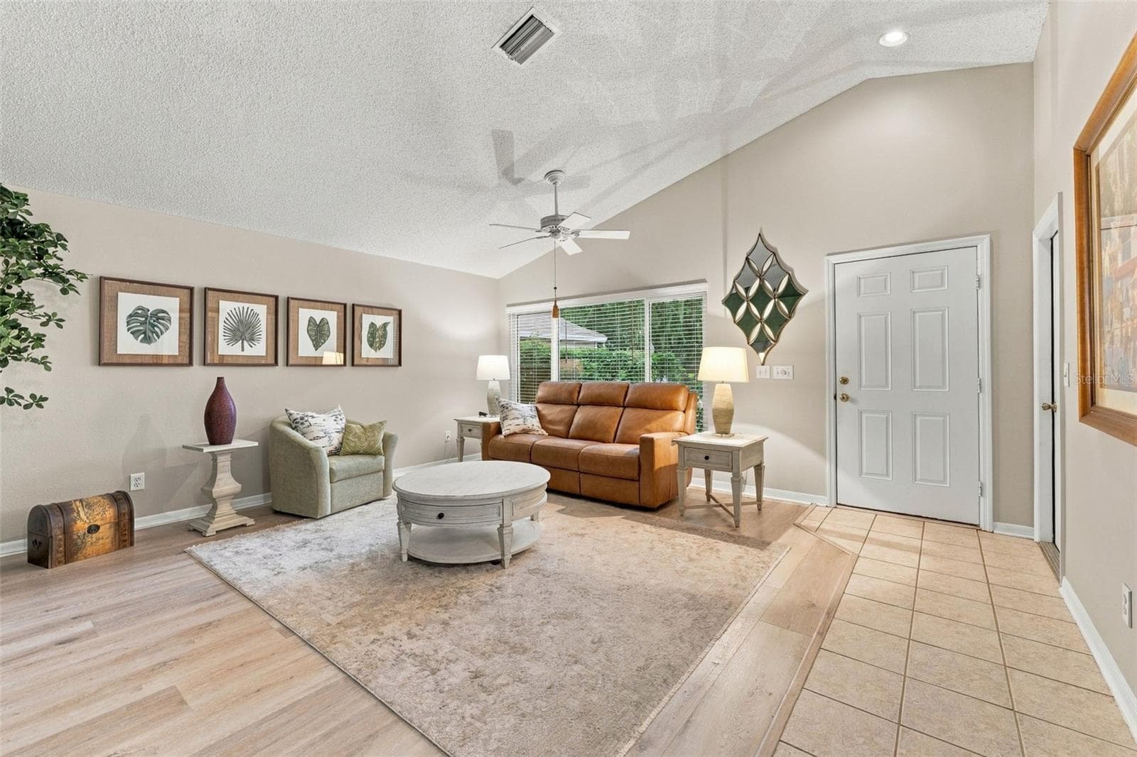 living room - 609 CAPE COD CIR, VALRICO