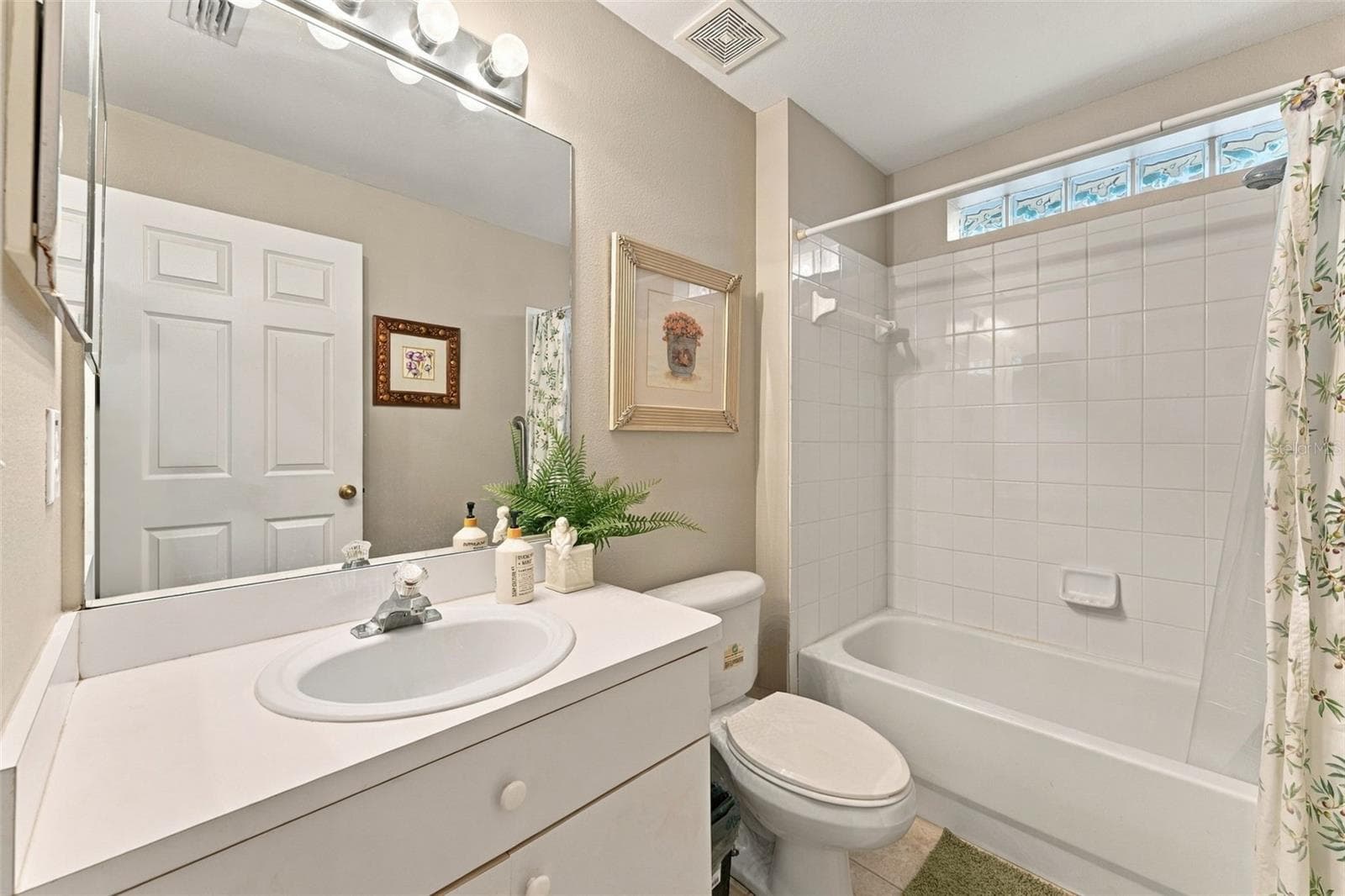 bathroom 2 - 609 CAPE COD CIR, VALRICO