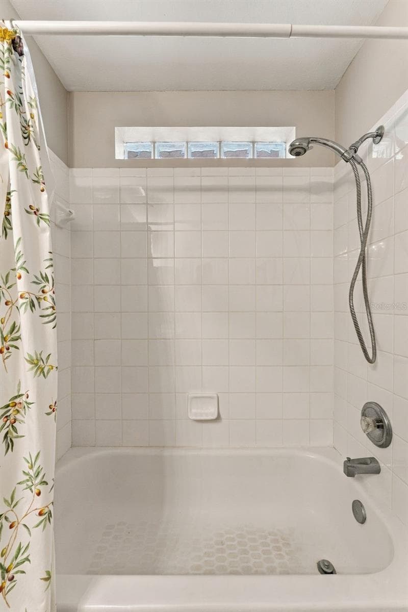 bathroom 2 - 609 CAPE COD CIR, VALRICO