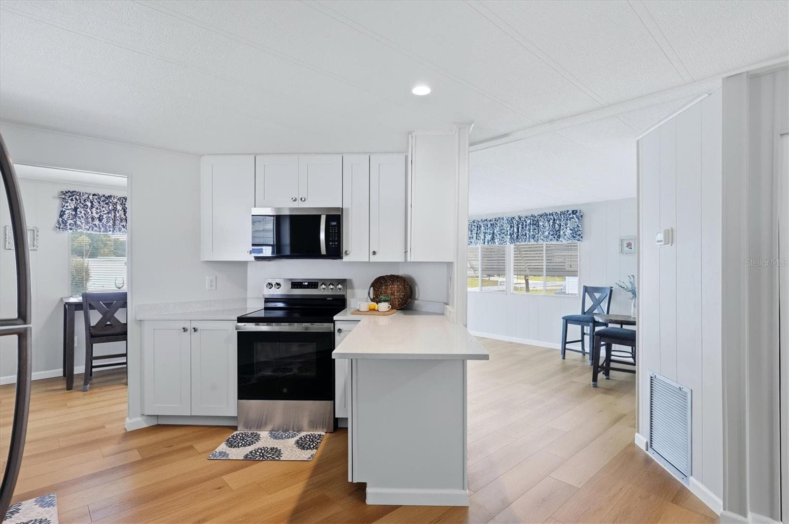 Quartz countertops - 240 VIA DE LUNA, ENGLEWOOD
