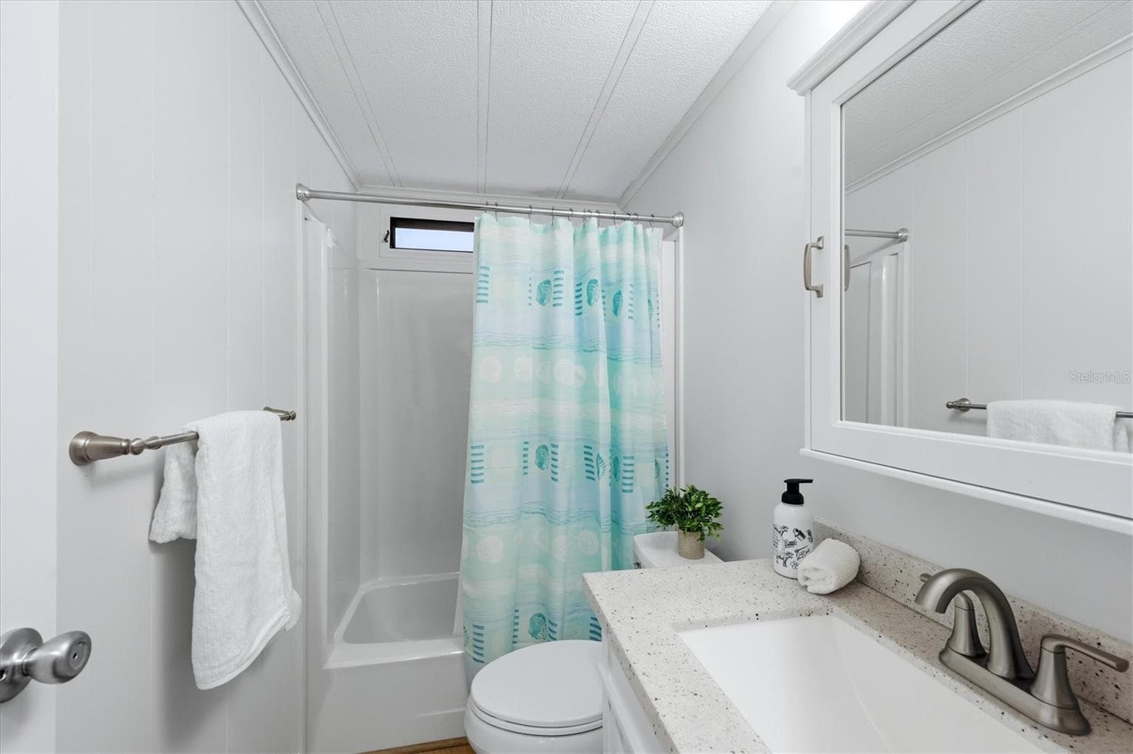 Main bathroom with shower/ tub - 240 VIA DE LUNA, ENGLEWOOD