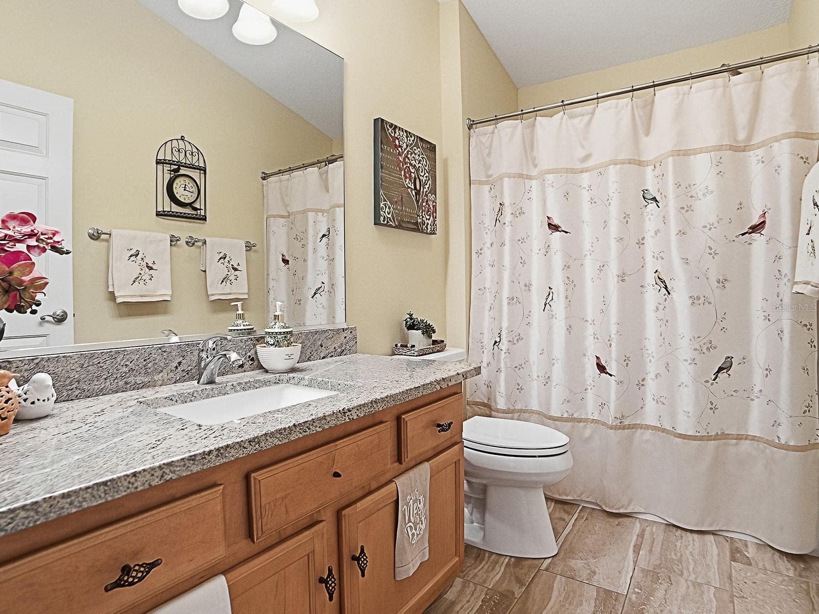 Full guest bathroom with granite counter tops - 1530 BARNWELL PL, THE VILLAGES