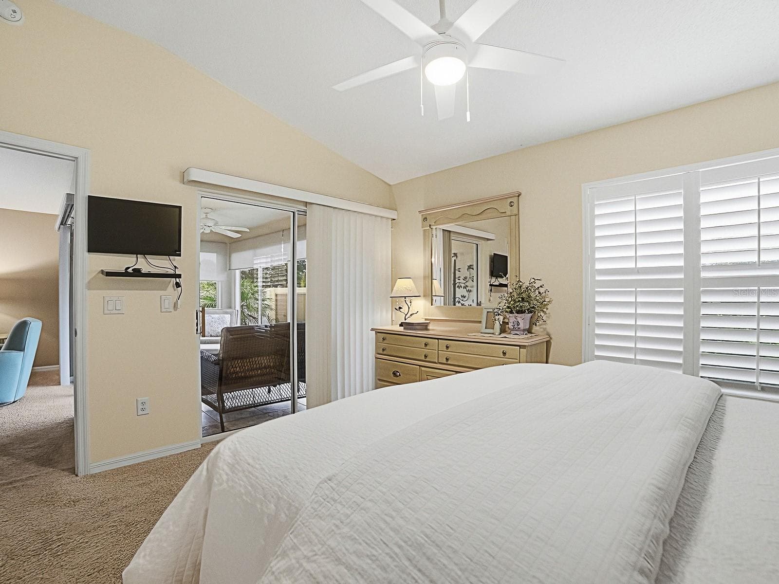 Master bedroom has access to lanai thru sliding patio door - 1530 BARNWELL PL, THE VILLAGES