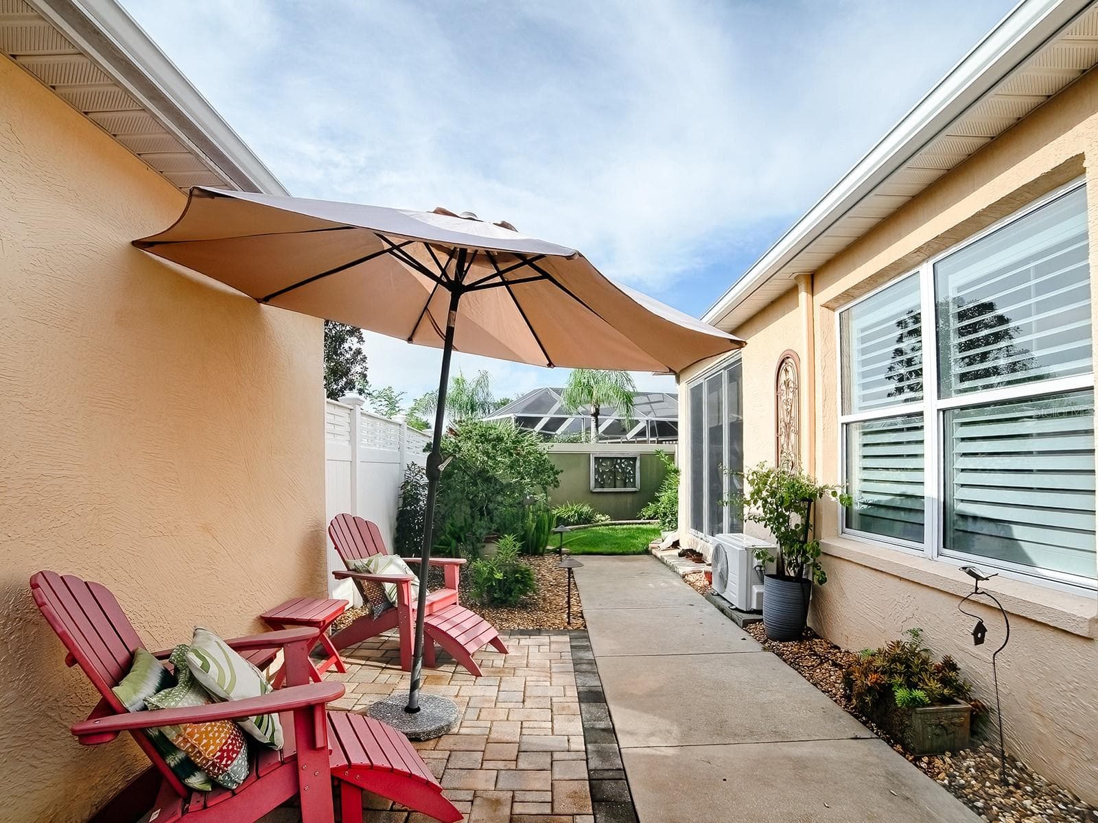 Cozy side patio to get sun and relax - 1530 BARNWELL PL, THE VILLAGES