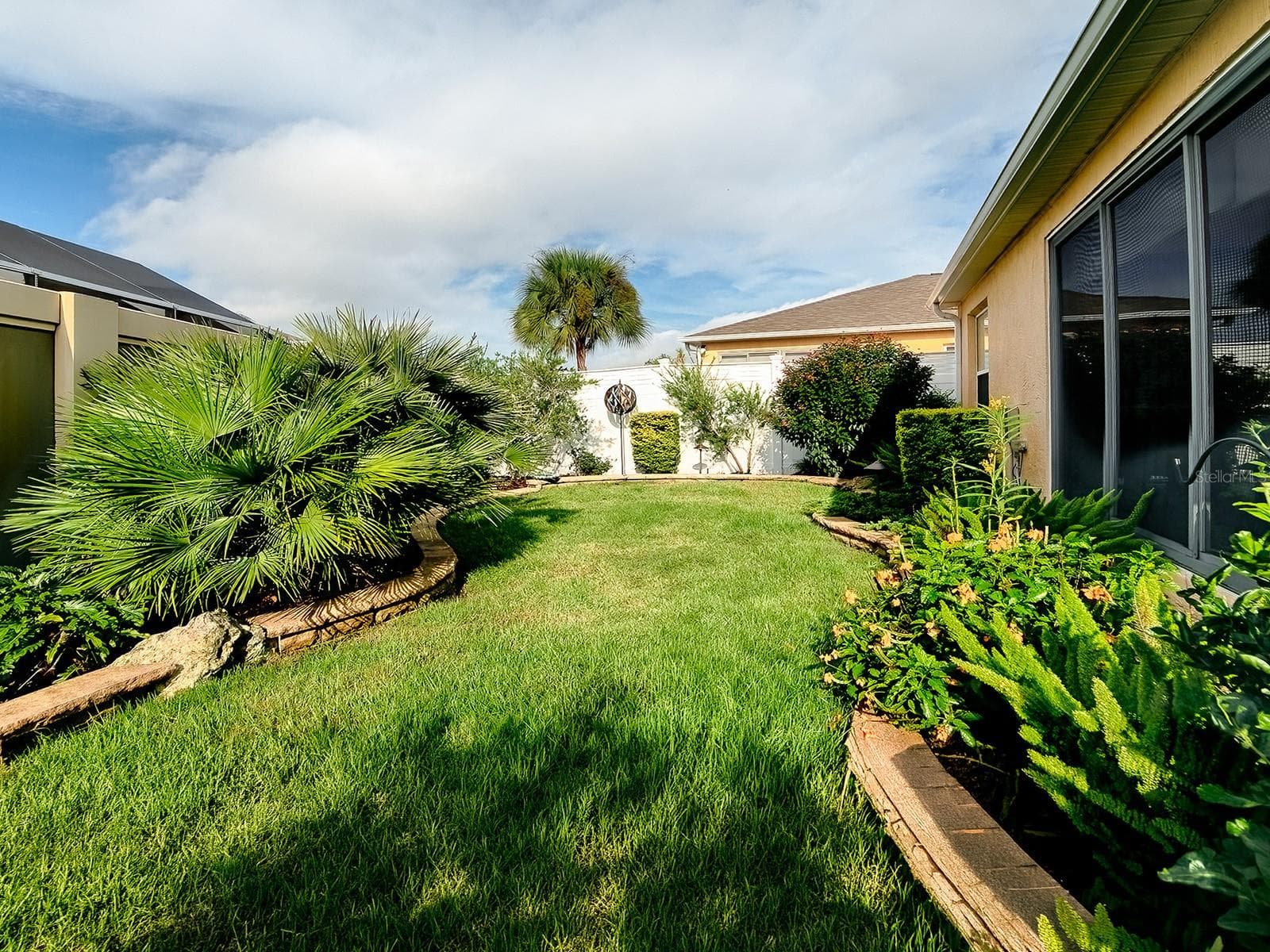 Rare find....lush and beautifully landscaped back yard - 1530 BARNWELL PL, THE VILLAGES