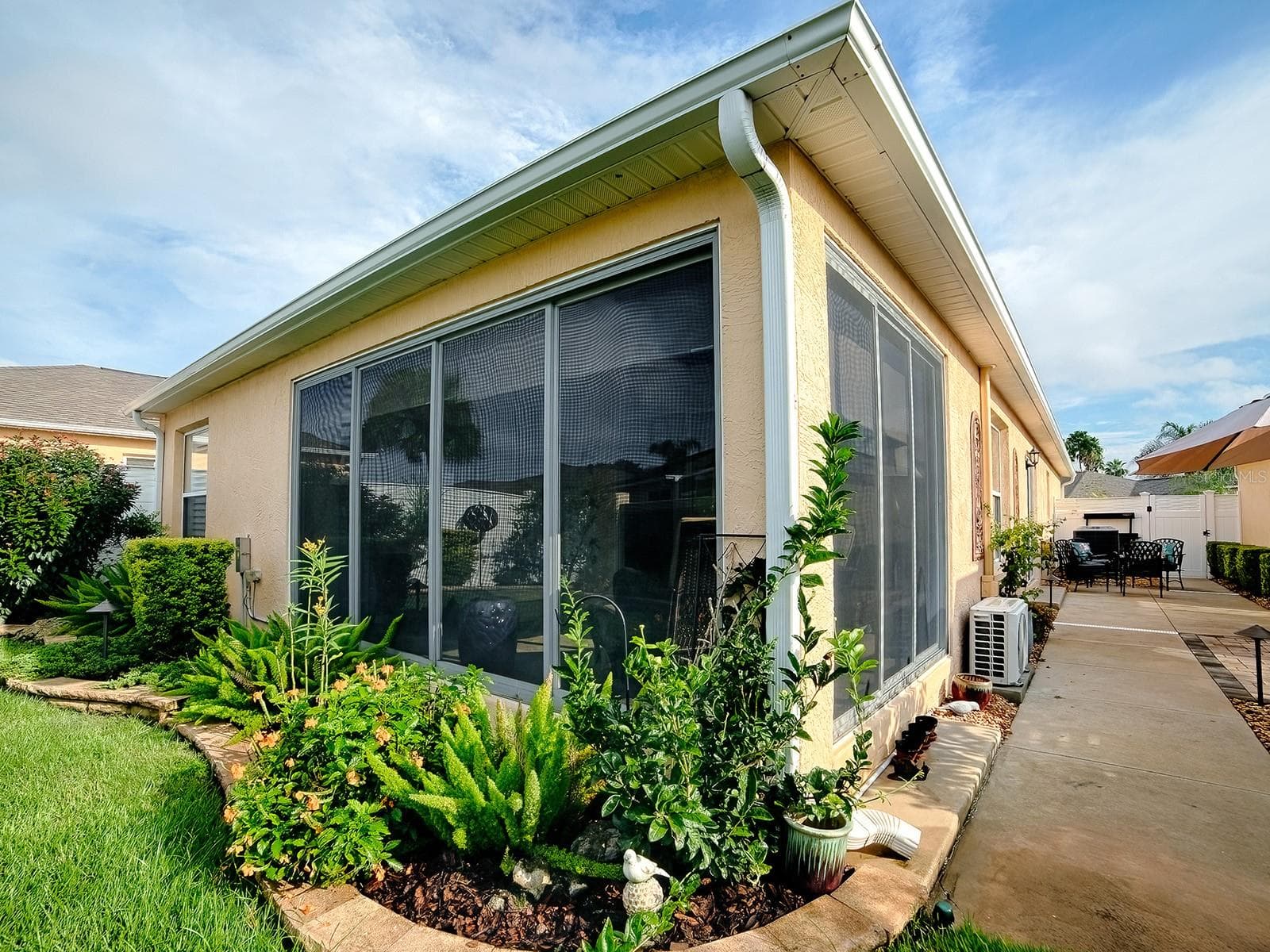 Lanai overlooking the back yard with beauty all around - 1530 BARNWELL PL, THE VILLAGES