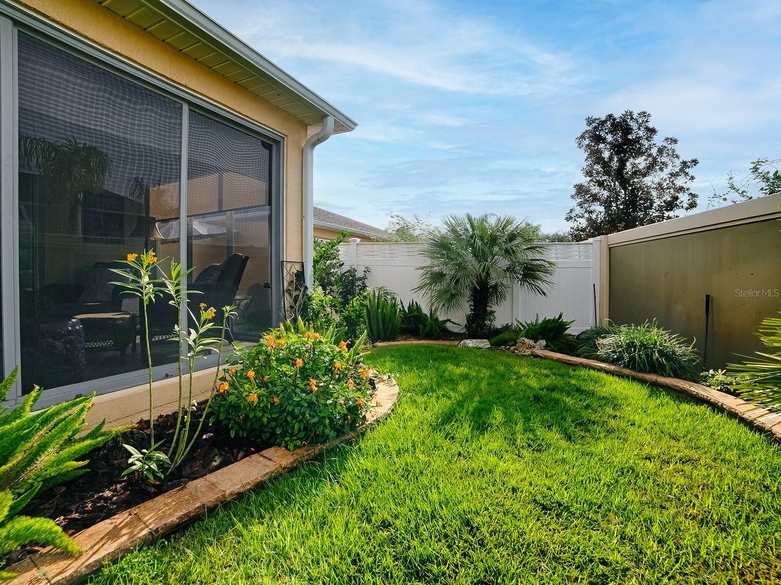 And the rare, lush backyard continues throughout entire back space - 1530 BARNWELL PL, THE VILLAGES