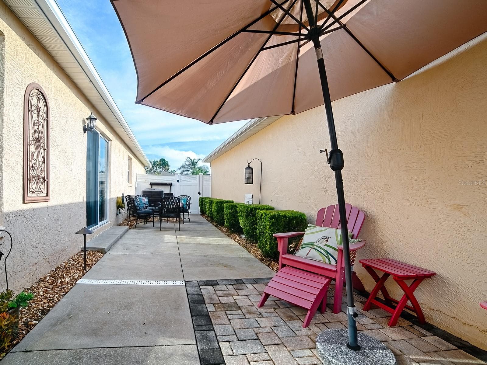 Side patio entertaining space with easy access back inside via dining room patio door - 1530 BARNWELL PL, THE VILLAGES