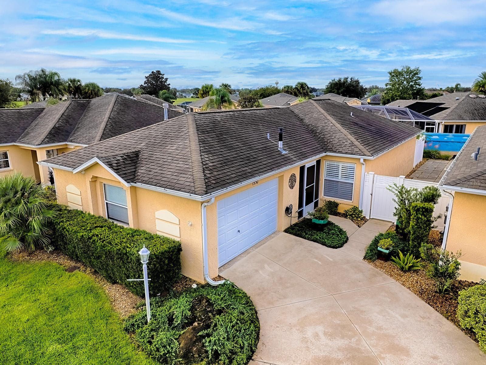 Beautiful front yard with lush landscape - 1530 BARNWELL PL, THE VILLAGES