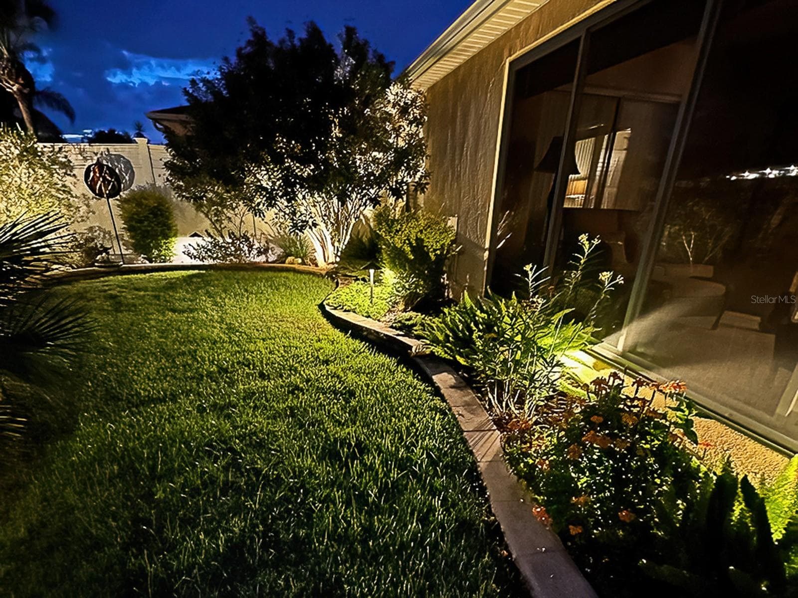 End your evening with custom landscape lighting to sooth the soul - 1530 BARNWELL PL, THE VILLAGES