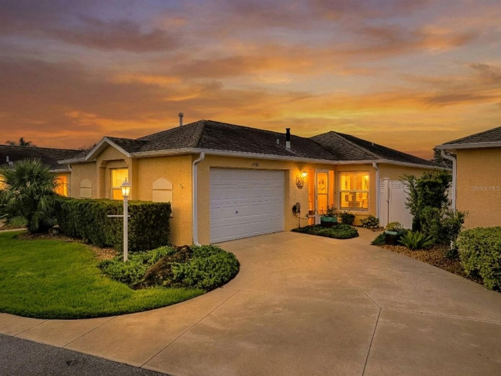 Don't miss out on this beautiful villa and all of the character and charm it has to offer. - 1530 BARNWELL PL, THE VILLAGES