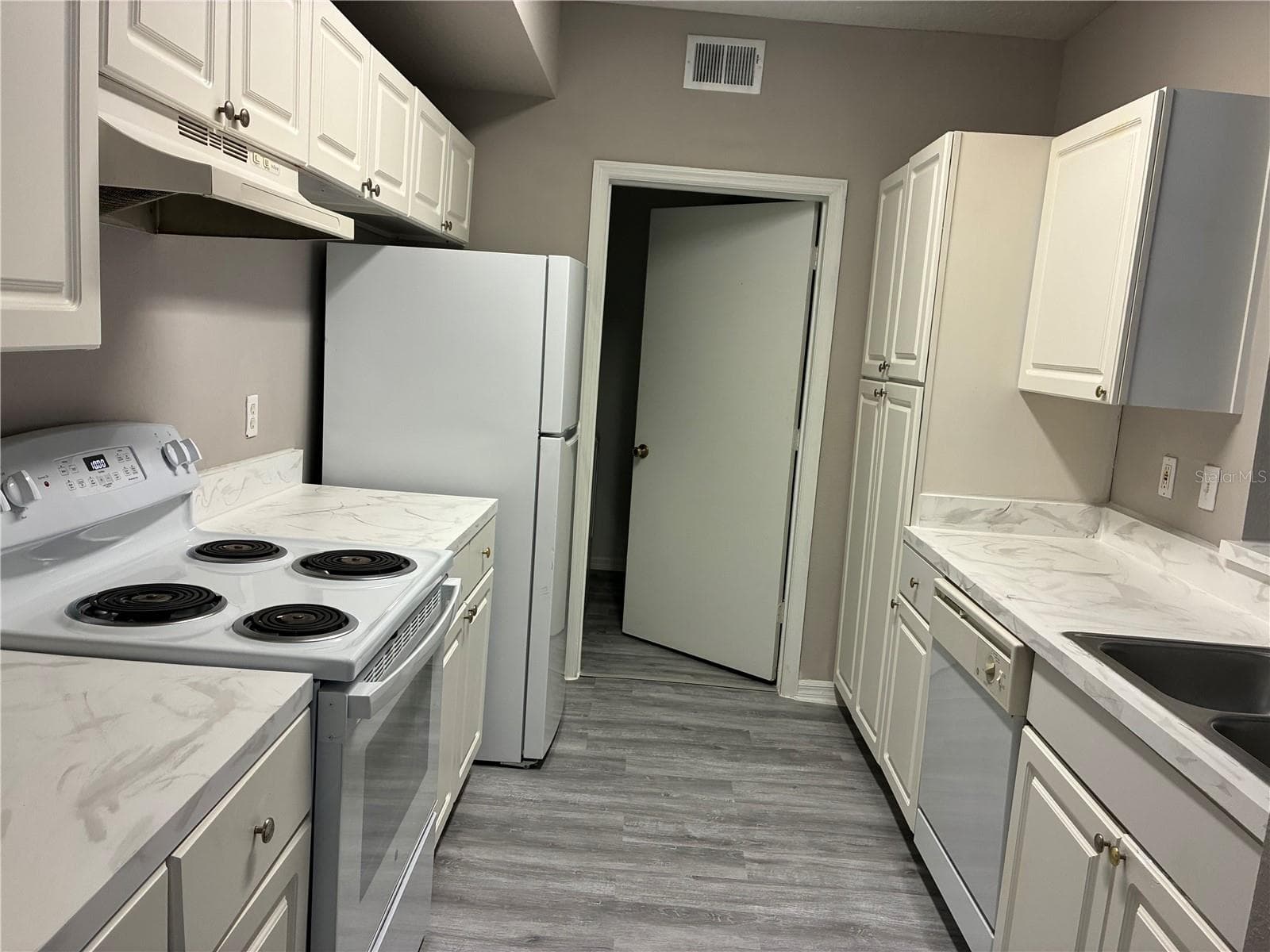 Kitchen - 5572 METROWEST BLVD #209, ORLANDO
