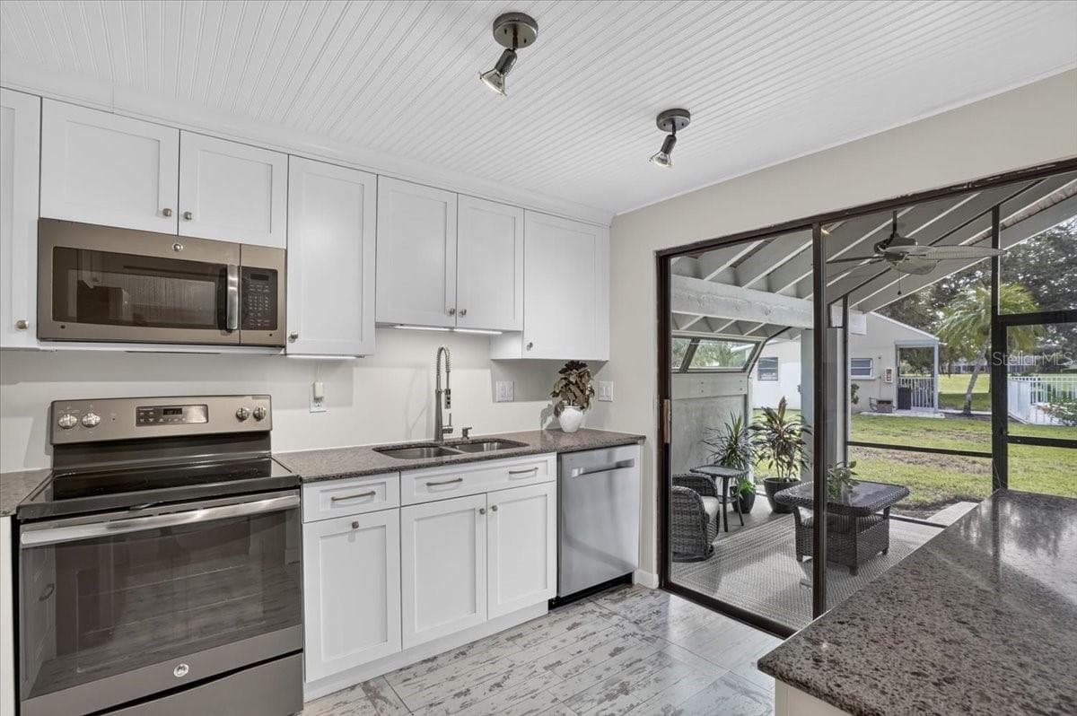 kitchen with slider to the lanai - 2319 LAKESIDE MEWS #B3, SARASOTA
