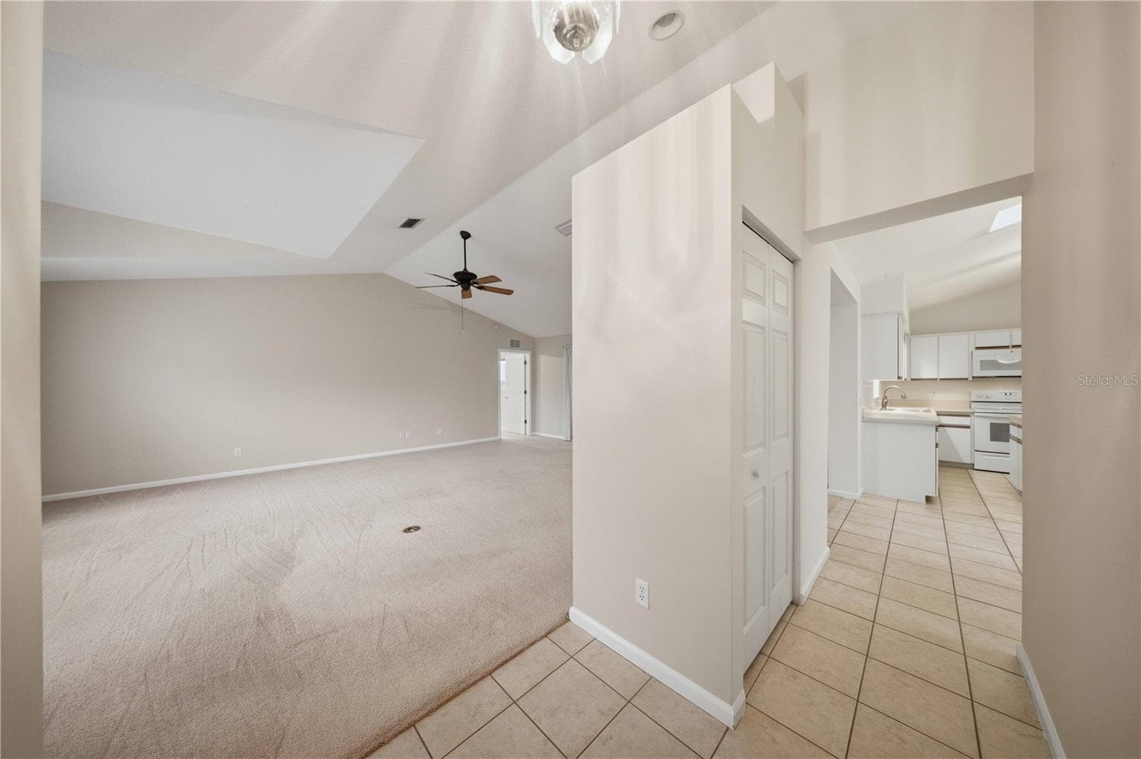 Entry foyer with closet - 5126 NW 21ST LOOP, OCALA