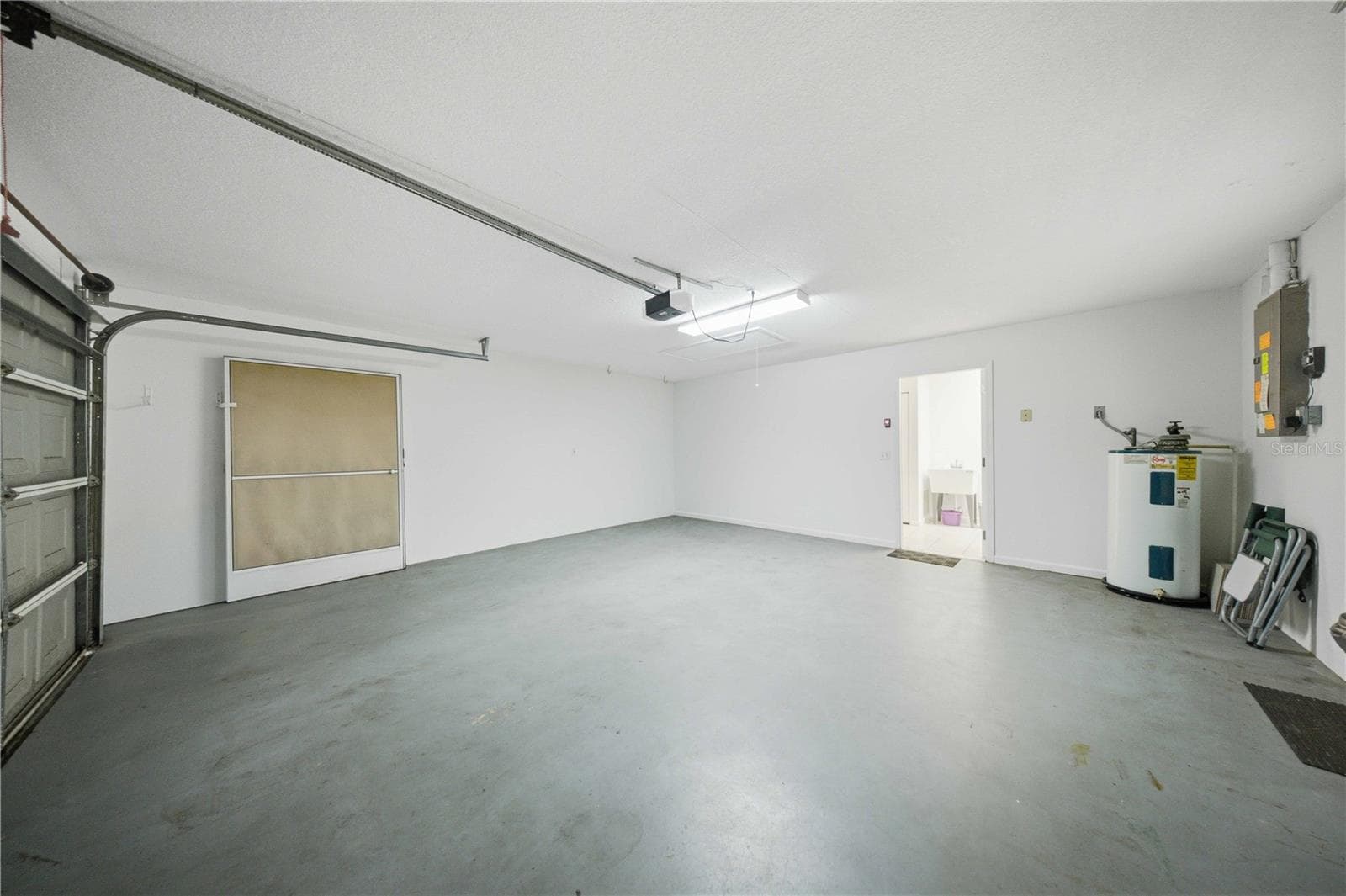 Attached garage with opener and screens - 5126 NW 21ST LOOP, OCALA
