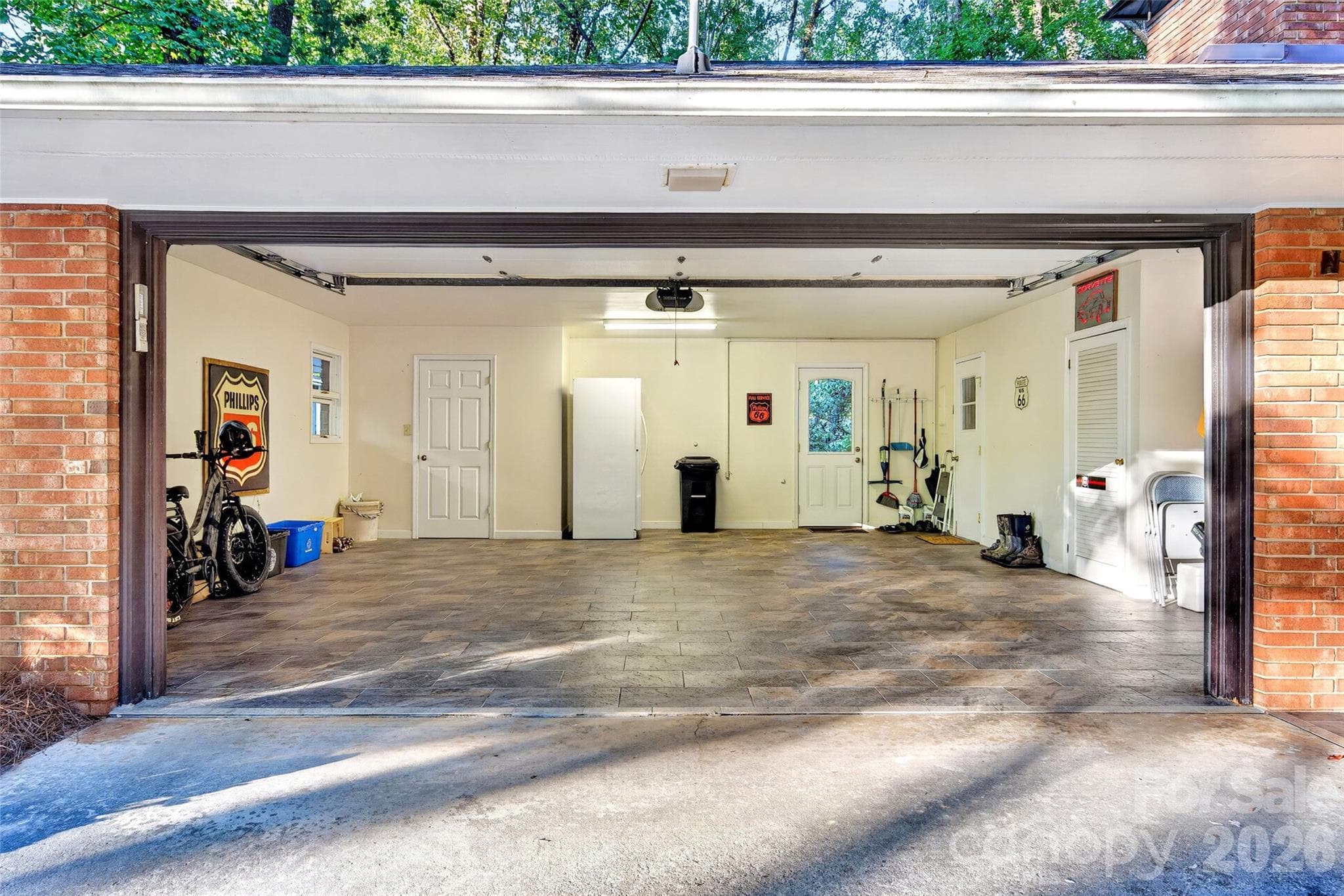 Garage with tile floor - 459 Forest Heights Drive, Marion
