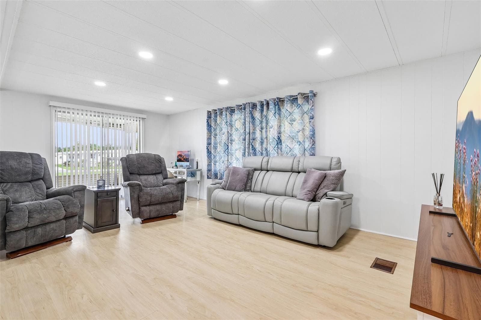 Mobile Home at 411 PALO VERDE DR, LEESBURG, photo 13 of 43