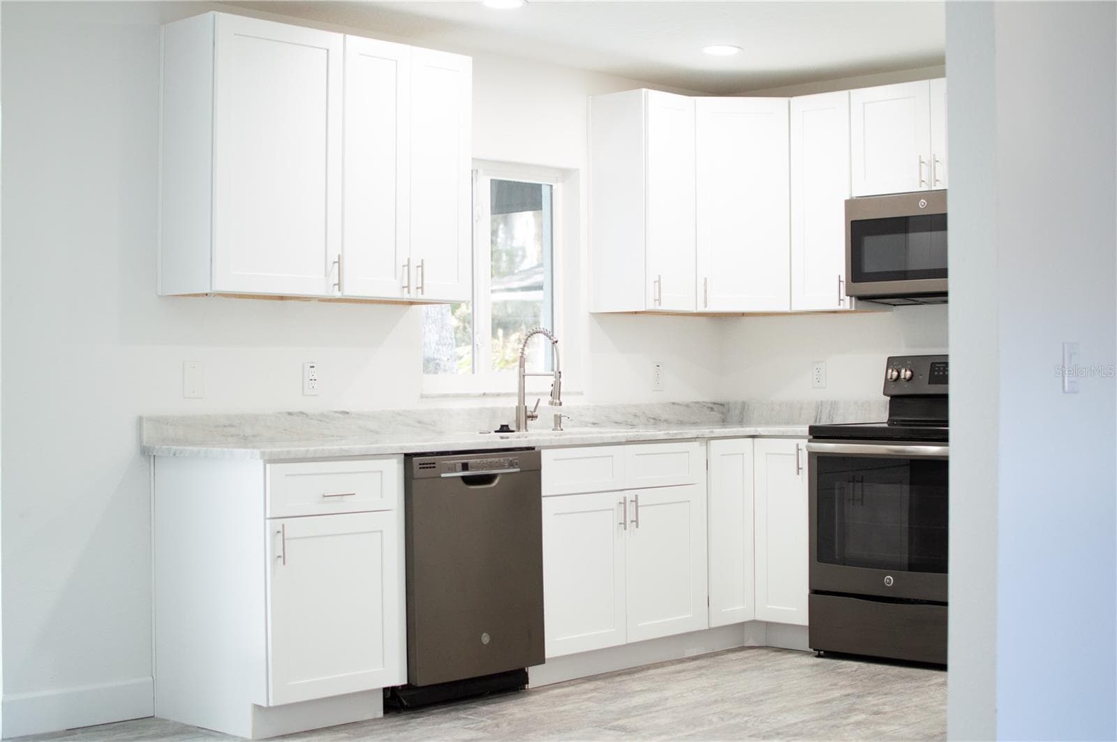 Kitchen - 168 N CORY DR, EDGEWATER