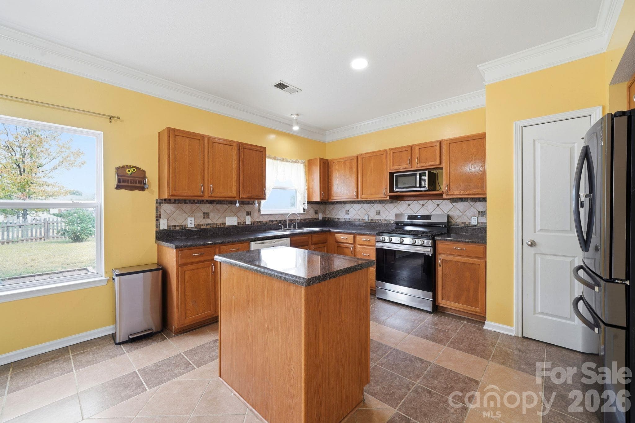 Single Family Residence at 16342 Hayfield Road, Charlotte, photo 8 of 38