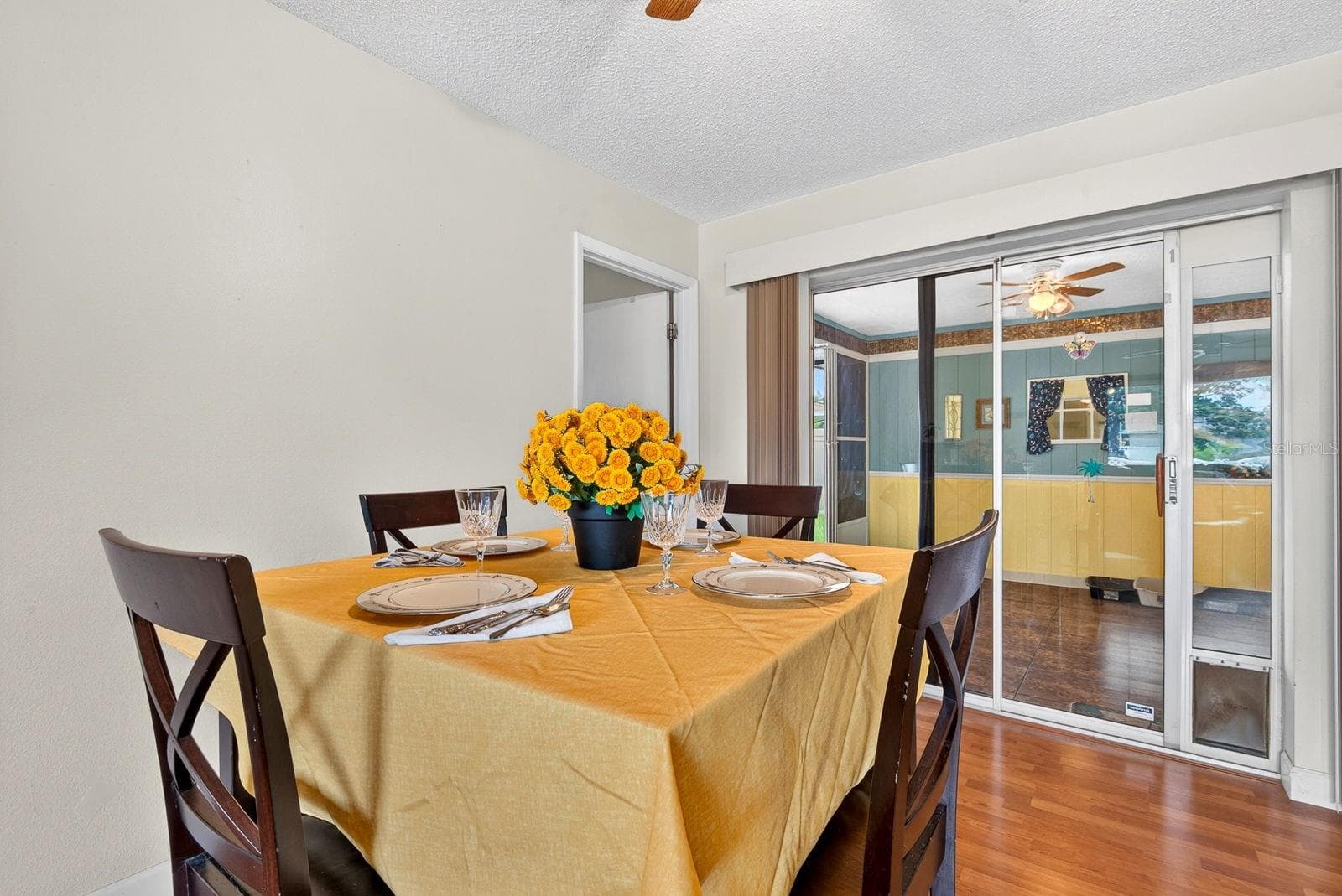 Dining area with enclosed lanai behind - 6806 21ST AVENUE TER W, BRADENTON