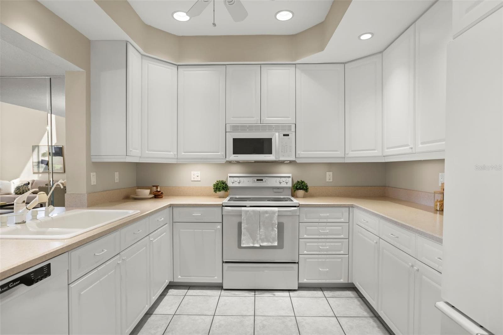 Both cabinet storage and counter space are abundant in this bright kitchen! - 300 CAROLINA AVE #402C, WINTER PARK