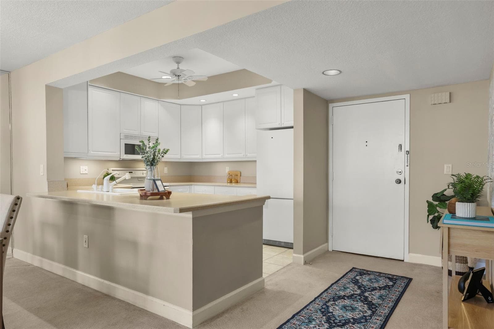 The kitchen also features a breakfast bar, 42" cabinets, recessed lighting, and an elegant flow into the roomy foyer. - 300 CAROLINA AVE #402C, WINTER PARK
