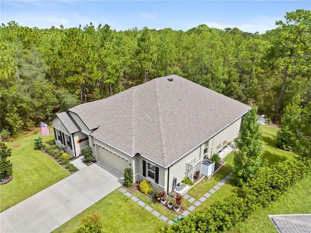 Privacy hedges lining the right of the property - 16 Elder CT E, HOMOSASSA FL 34446, Homosassa
