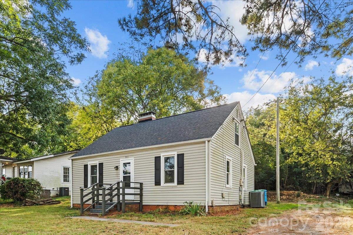 Single Family Residence at 911 Carolina Avenue, Albemarle, photo 4 of 18