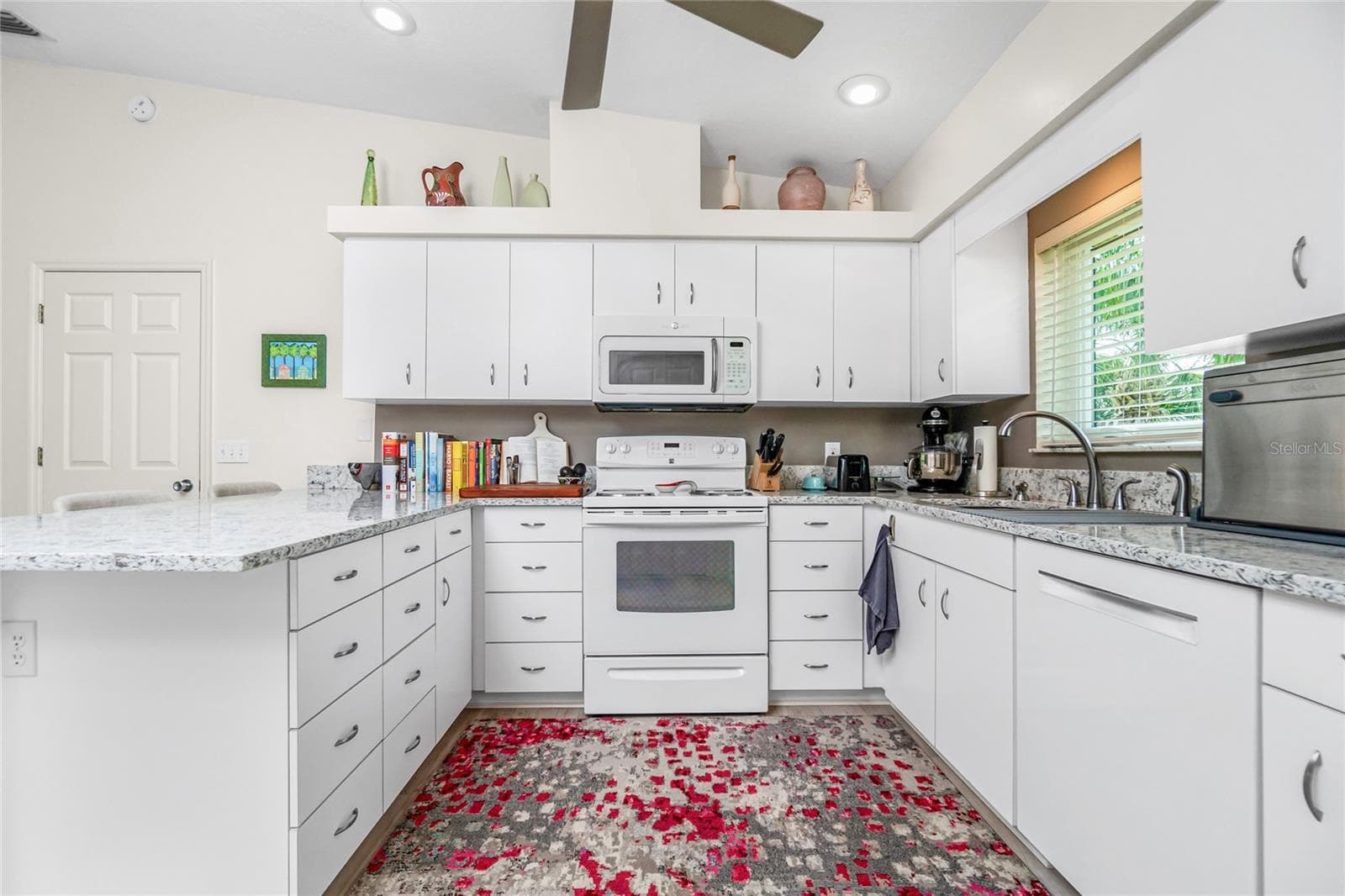 Plenty of cabinetry and countertops! - 4260 PLACIDA RD #9D, ENGLEWOOD